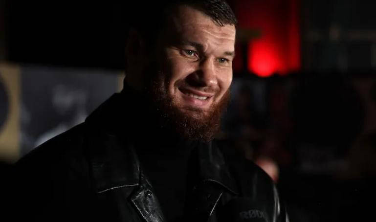 到了竞技拳, 他战胜戴夫, 有人难以理